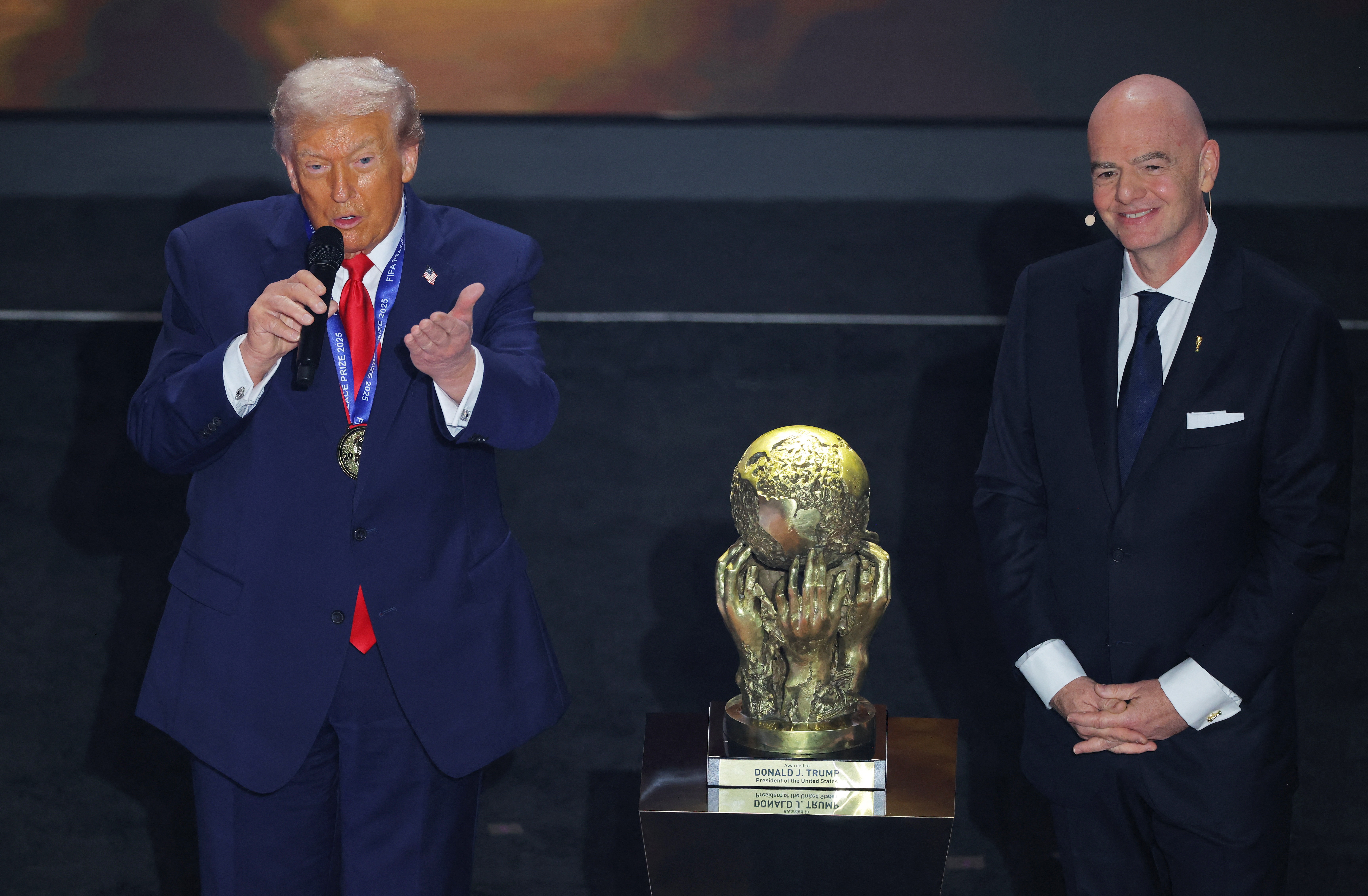 特朗普确认出席世界杯决赛并计划颁奖,阿根廷举马岛横幅遭FIFA调查 特朗普确认出席世界杯决赛并计划颁奖,阿根廷举马岛横幅遭FIFA调查