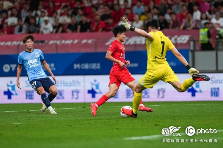 武磊越位进球被吹 魏震失点李新翔补时救主 海港1-1大连
