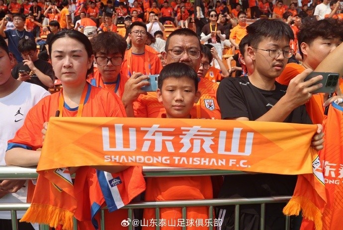 山东泰山开放日200名球迷助威 下午启程赴青岛战西海岸 山东泰山开放日200名球迷助威 下午启程赴青岛战西海岸