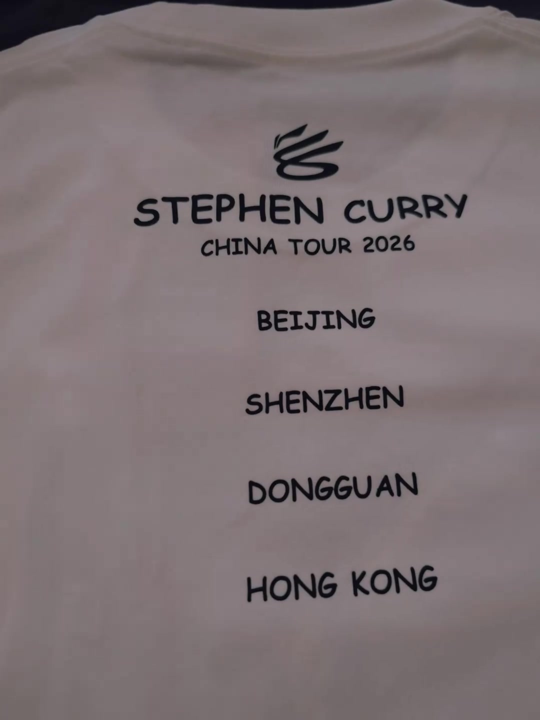 库里中国行多城配色T恤曝光 媒体人：灵感来自巴特勒社媒