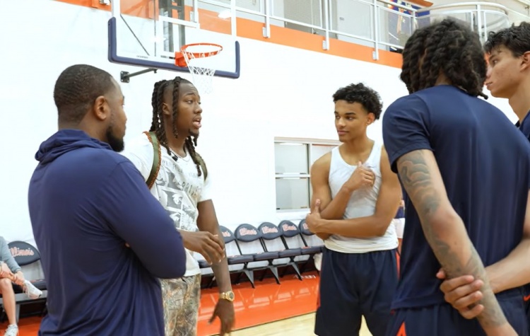 多苏穆:伊利诺伊训练设施比多数NBA球队好 只有快船勇士可能更强 多苏穆:伊利诺伊训练设施比多数NBA球队好 只有快船勇士可能更强